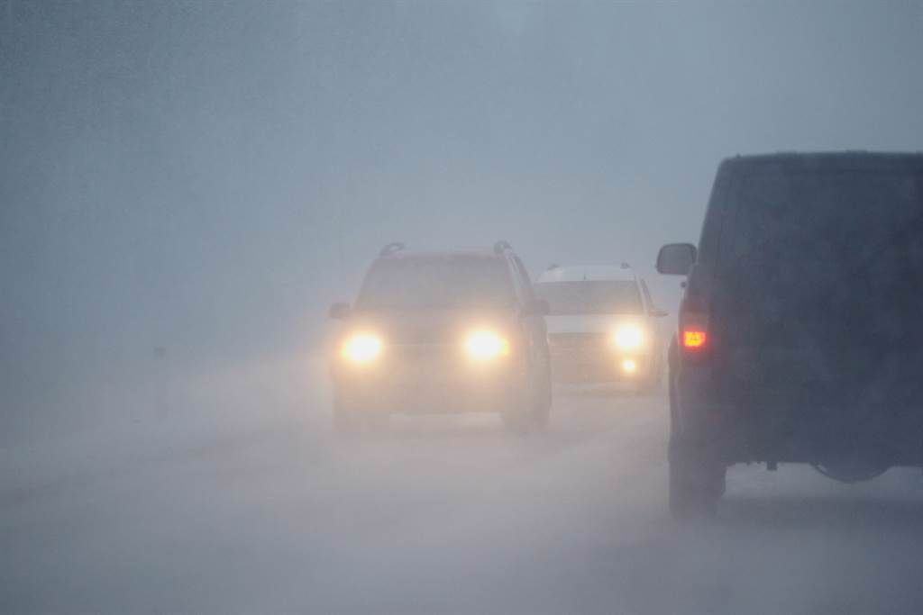 氣象局表示，明（24日）降雨範圍以東北部迎風面地區為主，西半部天氣多雲易有濃霧，行車需多加注意。(示意圖/Shutterstock)