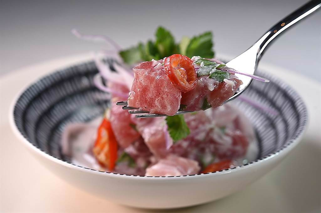 以鮪魚為主要食材的〈蜜漬生魚〉，作法源於菲律賓的「Kinilaw」，是以醋酸熟成食物的美餚。（圖／姚舜）