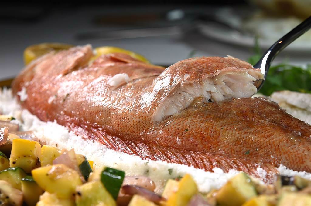 肉厚而豐且肉質細嫩的紅條魚又稱「七星斑」或「東星斑」，以「鹽焗法」料理，不須調味沾醬，就已非常入味。（圖／姚舜）