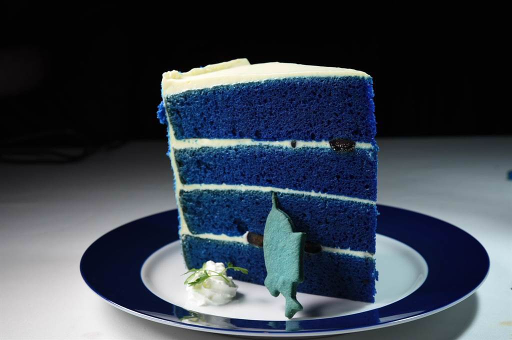 在台北微風信義47樓的〈Sea To Sky〉的甜點〈藍絲絨蛋糕〉，顏色來自藍莓酒，呼應餐廳的主色調。（圖／姚舜）