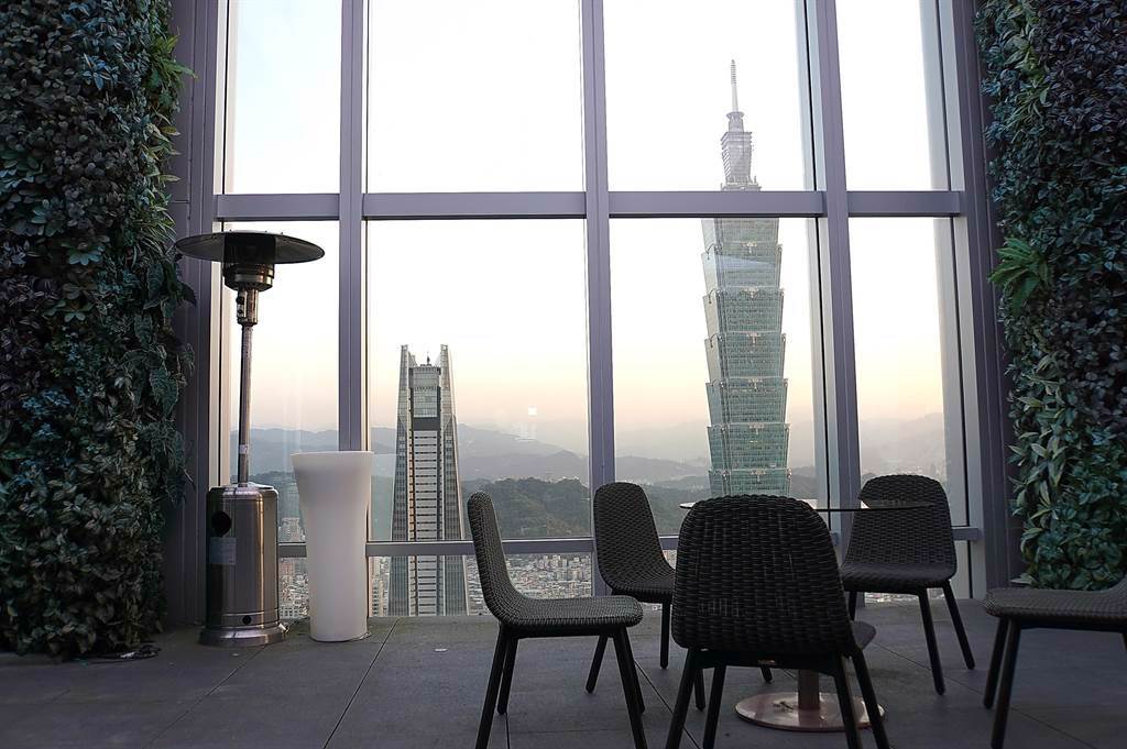 開在台北微風信義47樓的〈Sea To Sky〉，戶外酒吧區可以欣賞台北101大樓與微風南山的景觀。（圖／姚舜）