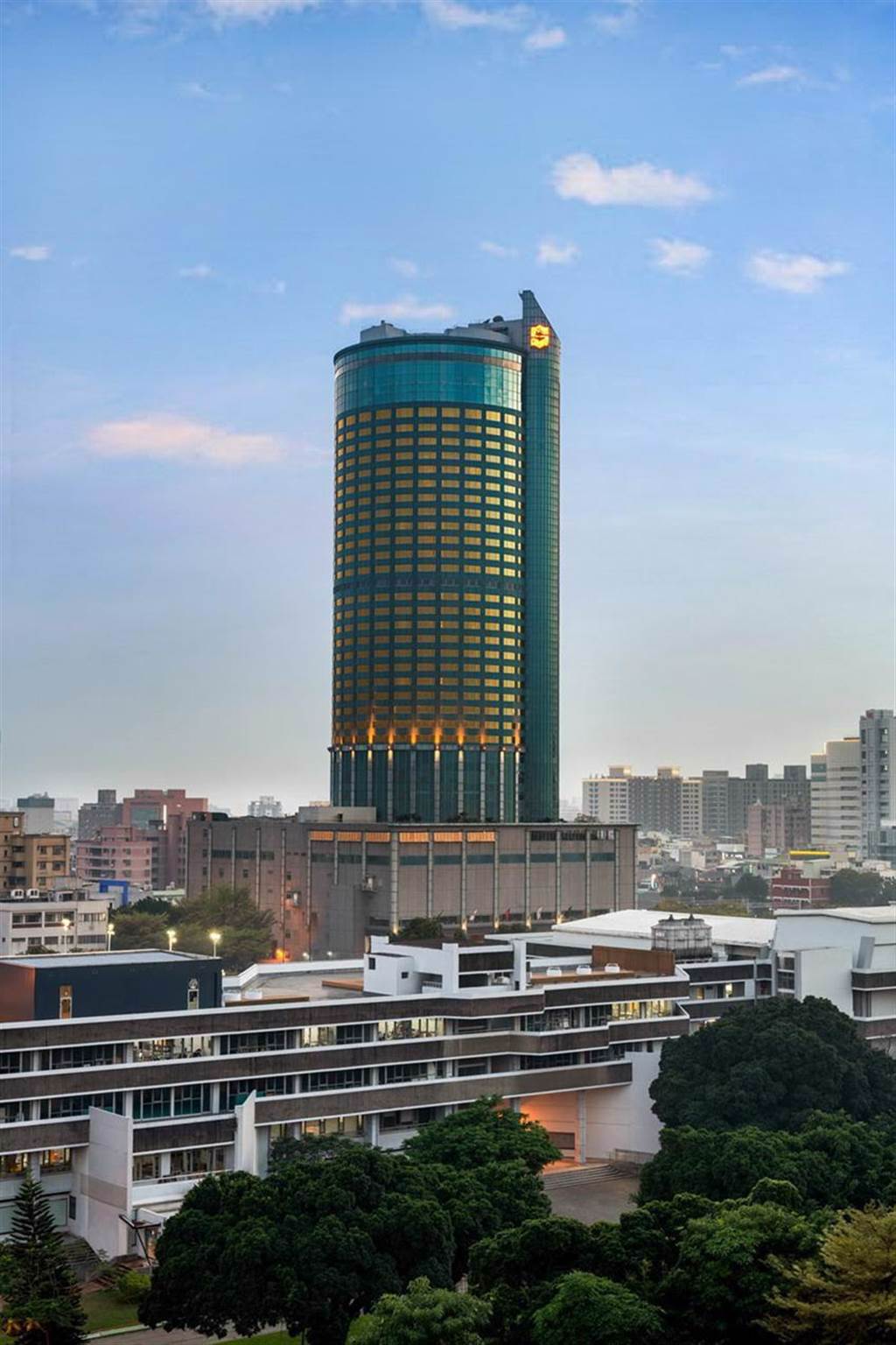 台南最高地標香格里拉台南遠東國際大飯店三月周年慶推出「對號入住」系列住房專案。圖／台南遠東大飯店提供