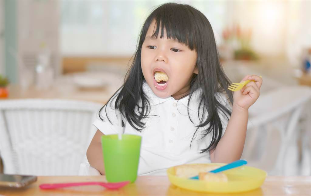 吳昌騰表示，小女童一度出現嚴重咳嗽，甚至嘴唇發紫情形。支氣管檢查竟看到一顆「塞好塞滿」的花生糖。(示意圖，非當事人/Shutterstock)

