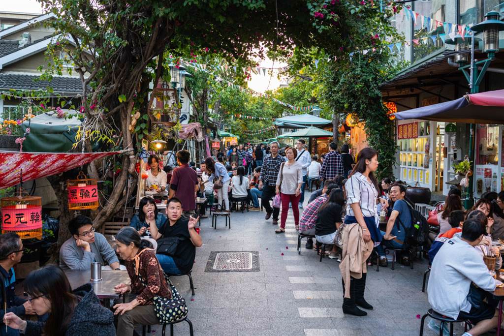 台南人說「下次約吃飯」表示，要帶你去吃巷口最好吃的飯、巷口最好喝的飲料、買兩斤最好吃的點心。（圖／Shutterstock）
