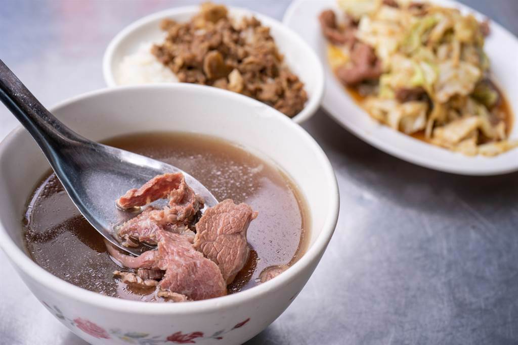 台南人說「下次約吃飯」絕對會把你餵到飽，而台南有許多著名小吃，牛肉湯就是其中之一。（圖／Shutterstock）