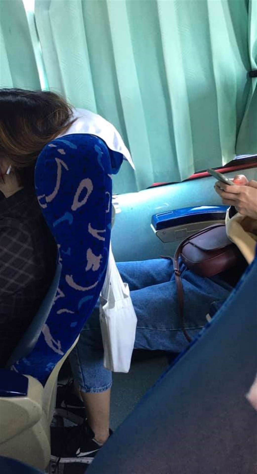 一名女網友因搭乘客運會有暈車的狀況，因此將習慣性地調整椅背，卻遭後座的女乘客狂踹椅背。（圖／翻攝自爆怨2公社）