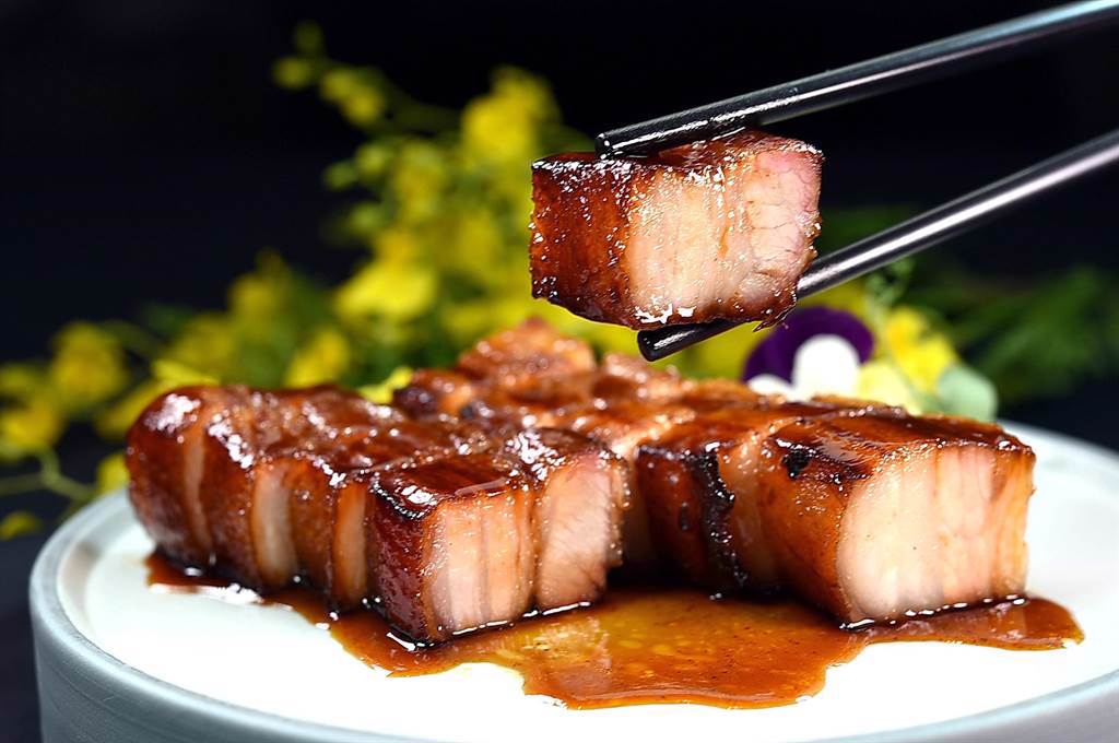 高雄朕豪〈皇豪〉中餐廳的〈黑豬腩叉燒〉，標榜是用台灣黑豬的五花肉以肥3、疫7的比例燒製。（圖／姚舜）