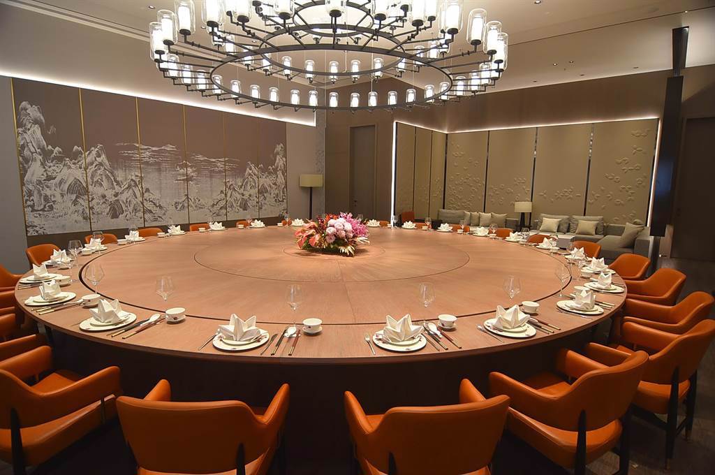 高雄朕豪酒店〈皇豪〉中餐廳最大的包廂有一30人大圓桌，非常氣派。（圖／姚舜）