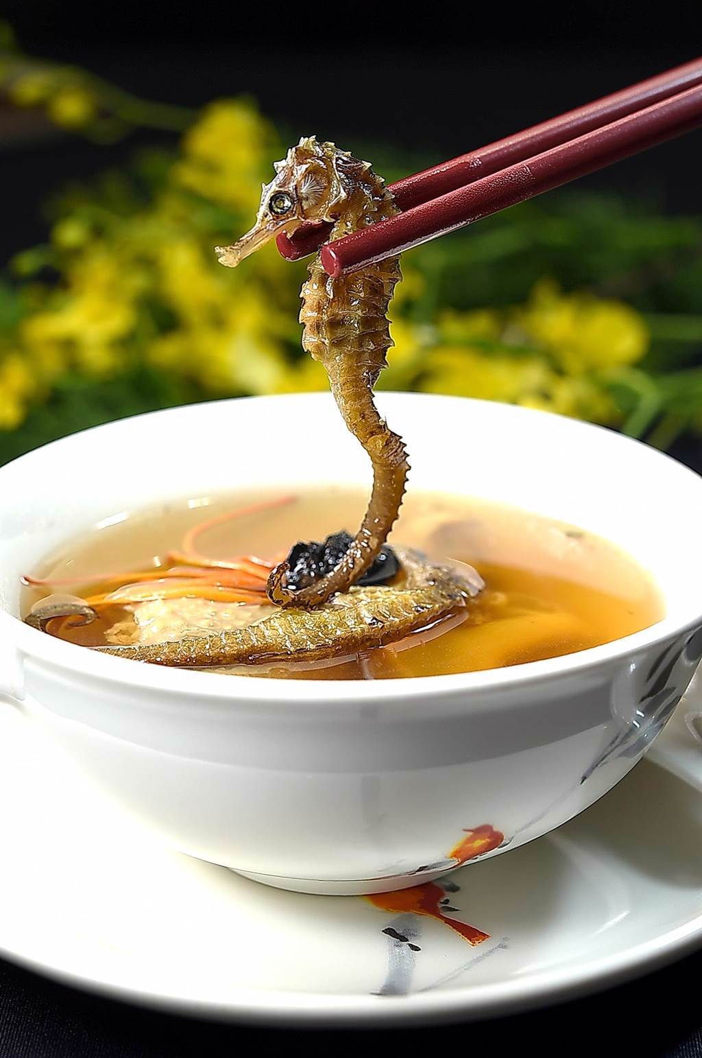 〈皇豪〉中餐廳標榜食材用料高檔，〈蟲草海馬燉螺頭〉用了2種螺肉並以海馬入饌。（圖／姚舜）