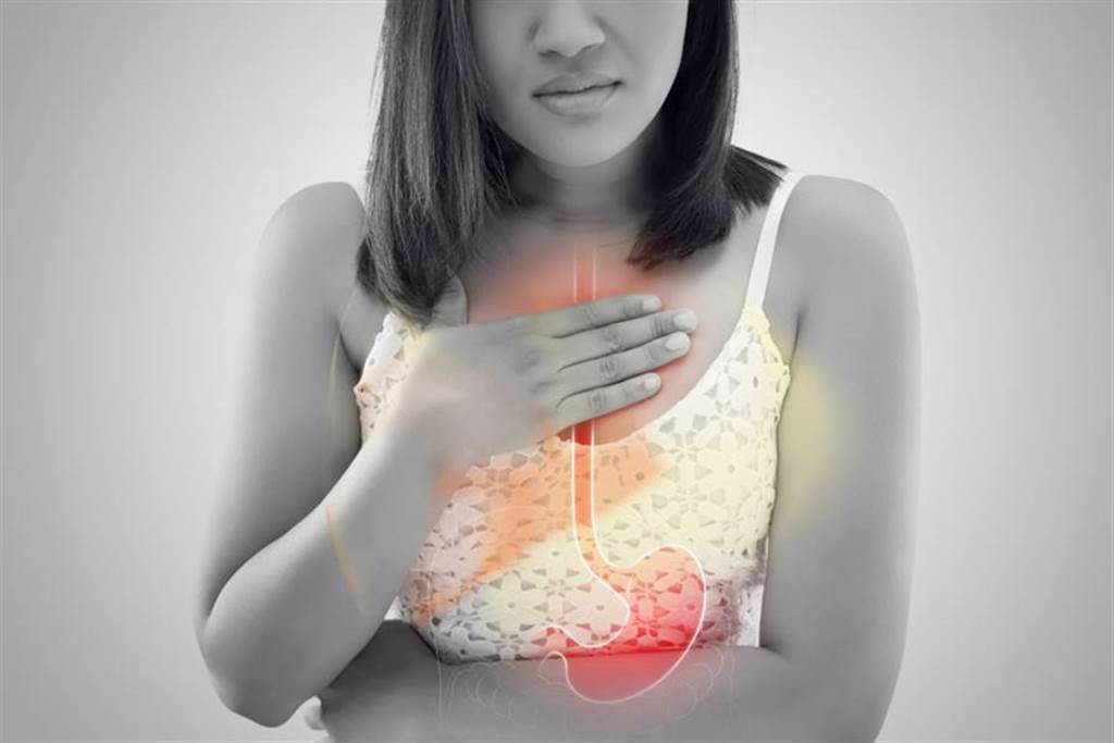 胃食道逆流長期恐發炎　睡覺面朝左等3招有助改善！(示意圖/Shutterstock)