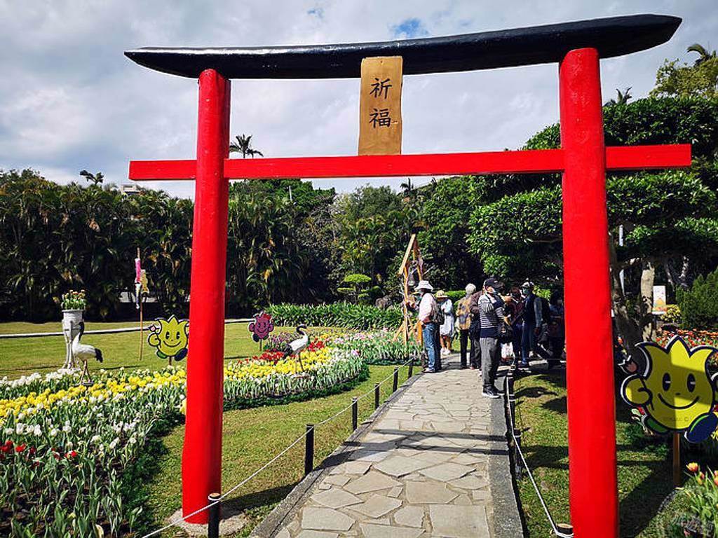日本鳥居、祈福鐘、鯉魚旗裝點日本鬱金香展區（攝影：洪書瑱）