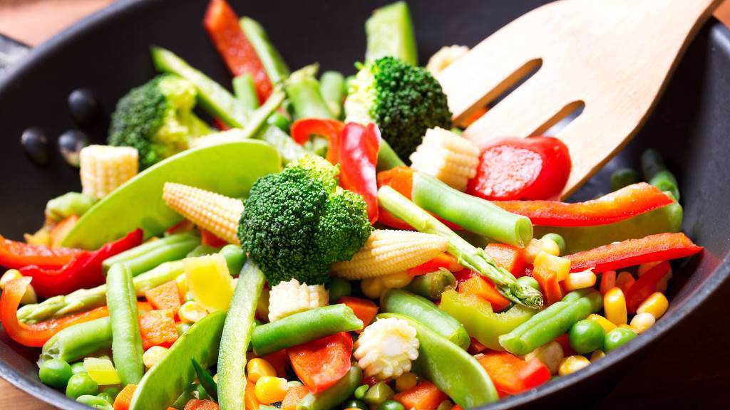 多吃十字花科蔬菜及富含β胡蘿蔔素、茄紅素的蔬果，對於調理肺部有幫助。(示意圖/Shutterstock)