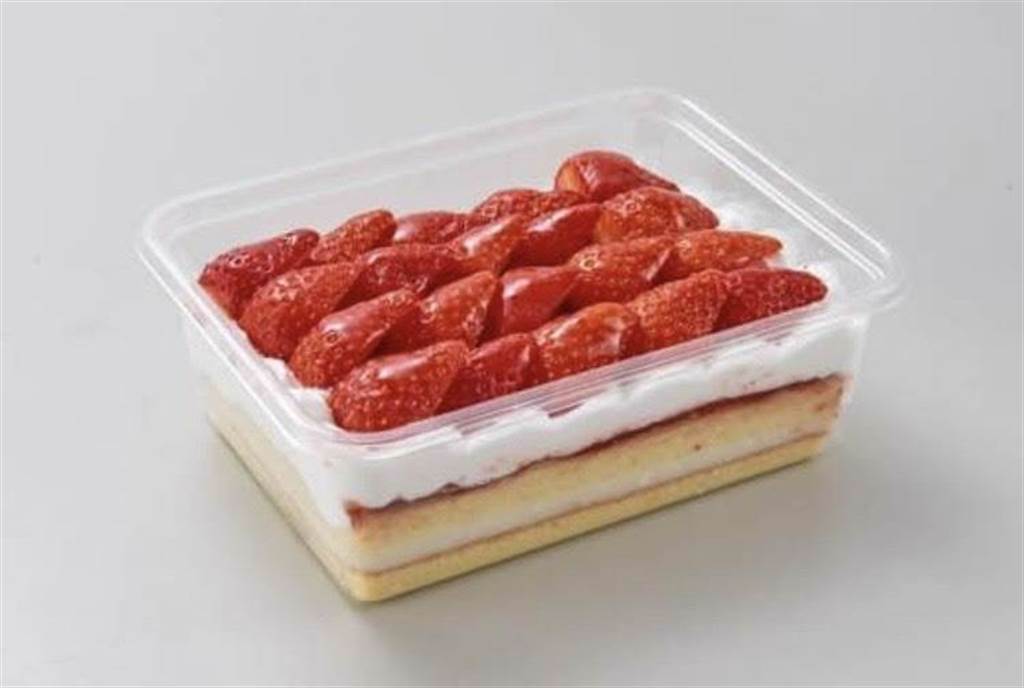 家樂福「草莓千層蛋糕」，海綿蛋糕體搭配牛奶卡士達夾餡、草莓醬及大湖草莓，每份168元、28日6折快閃優惠99元。（家樂福提供）