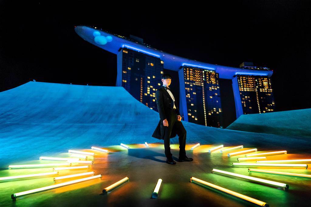 JJ站上新加坡藝術科學館的屋頂獻唱。（迪士尼新加坡提供）