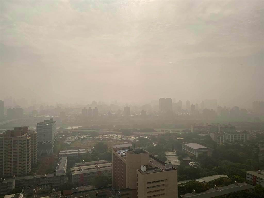 大台北地區今空氣污染嚴重，幾乎看不見遠方大樓。（翻攝彭啟明臉書）