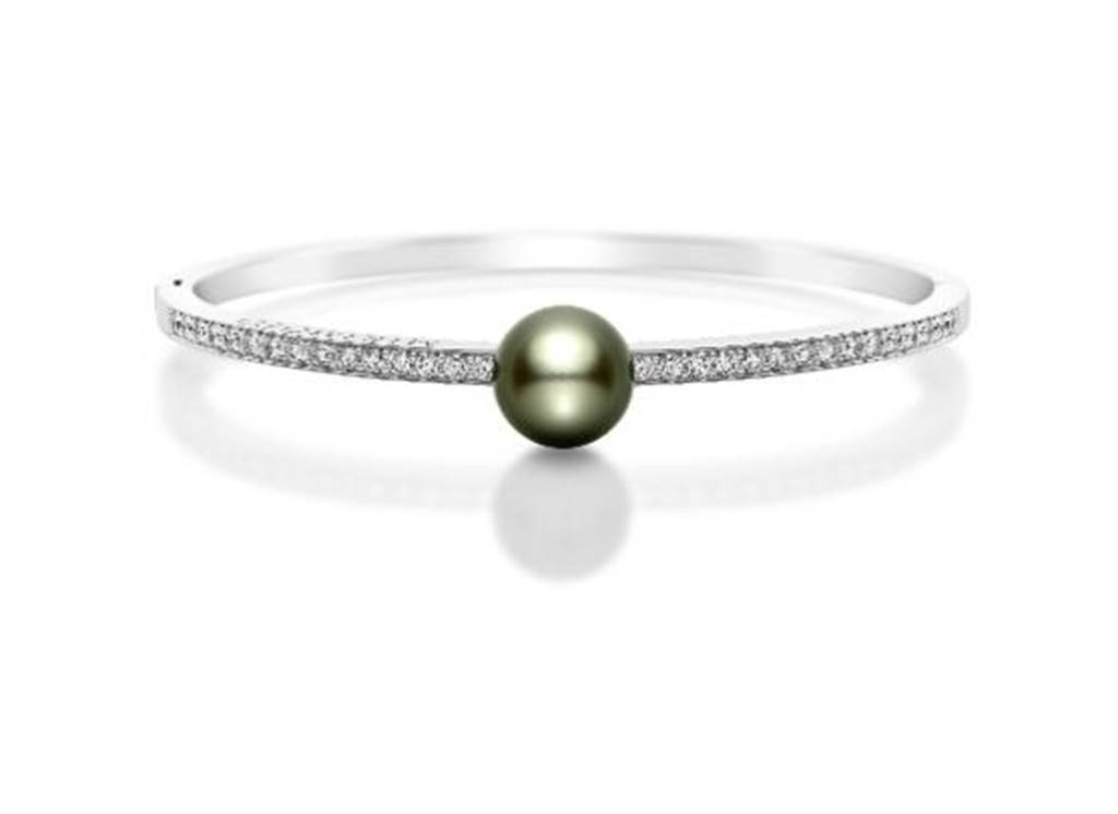 MIKIMOTO黑珍珠鑽石手環，珍珠約9.5mm，27萬9000元。（MIKIMOTO提供）