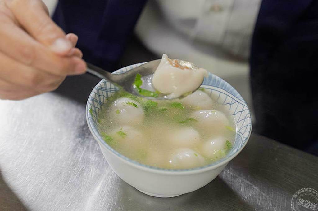 橢圓形的糯米水餃長得像小顆鹹湯圓，皮薄嫩Q（新竹市政府提供）