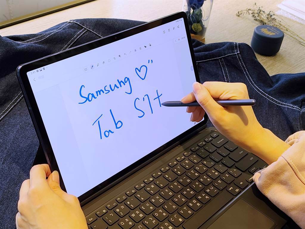 三星Galaxy Tab S7+星霧藍（Wi-Fi版本）與同色S Pen，可帶來書寫體驗。（黃慧雯攝）
