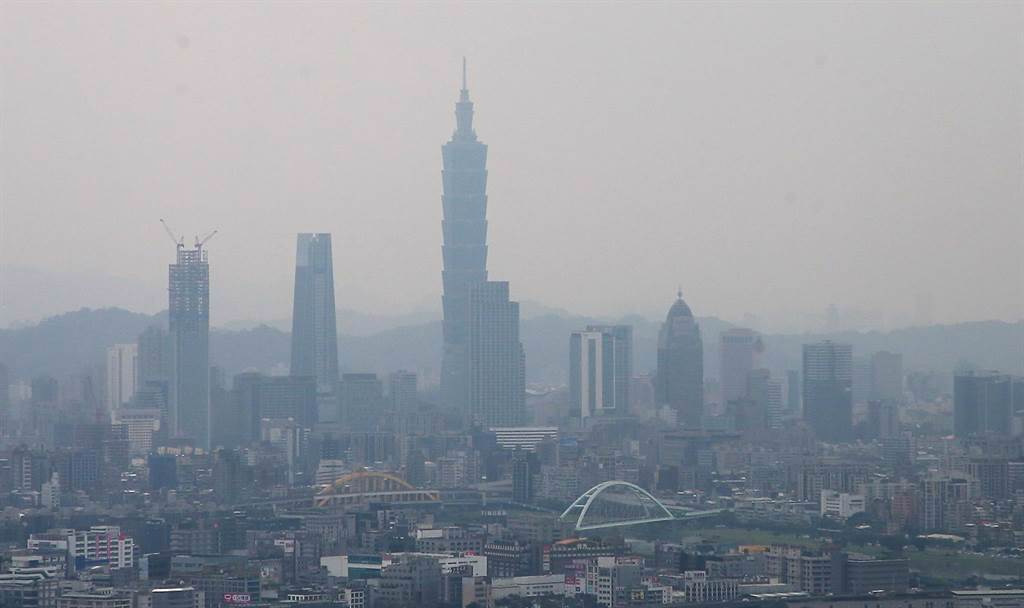全台各地白茫茫一片，多個地區空氣品質為紅色警示，連台北101也消失在霧霾中。（趙雙傑攝）