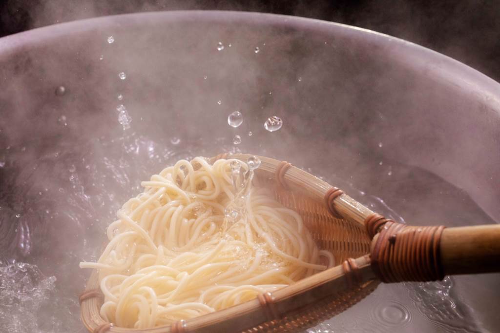 大部分的人都煮錯了，烹煮麵條Q彈的3秘訣曝光。（圖／Shutterstock）
