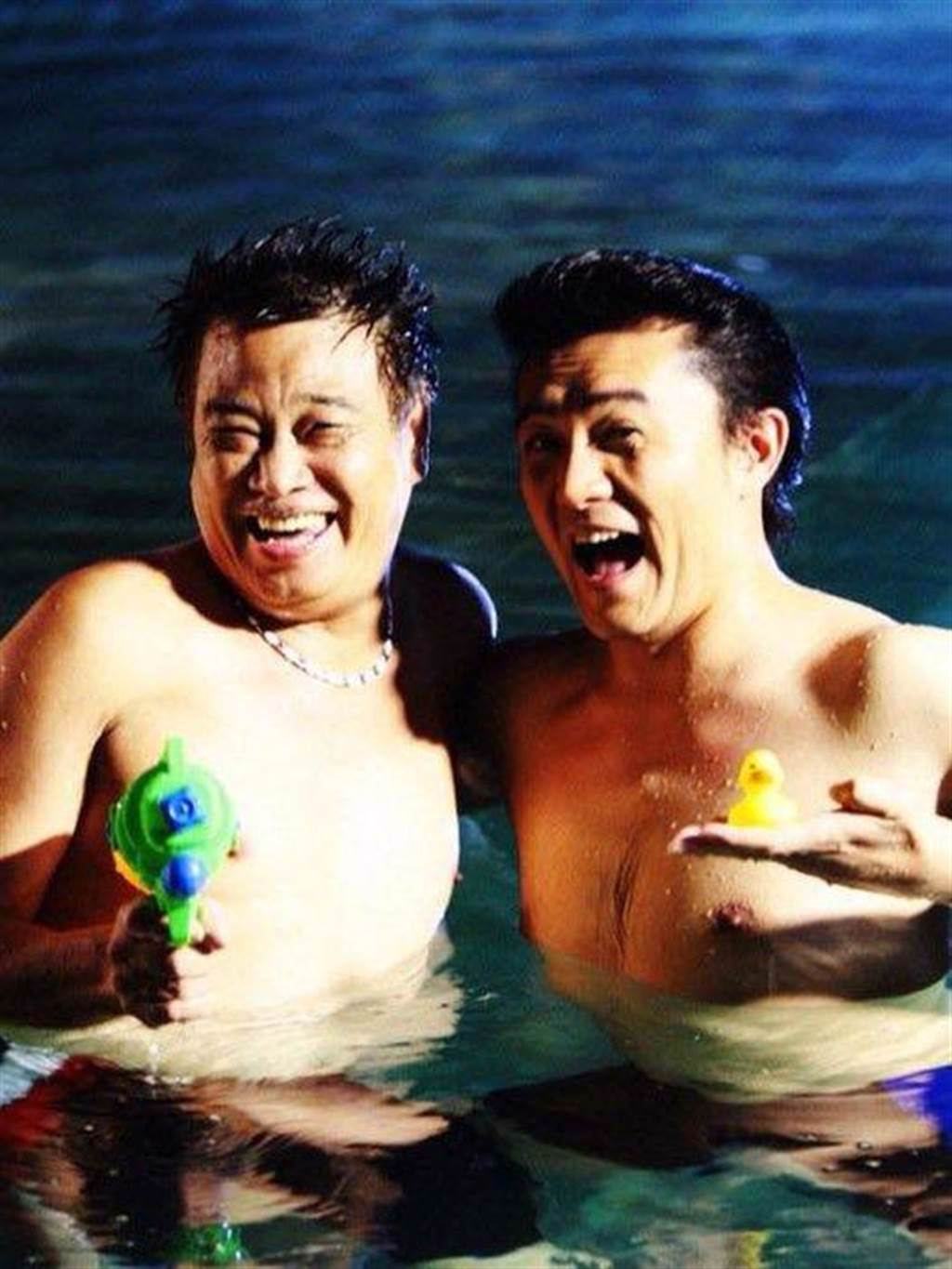 李㼈（右）和吳孟達2010年曾合作拍戲，兩人也因此成為好友。（翻攝李㼈臉書）