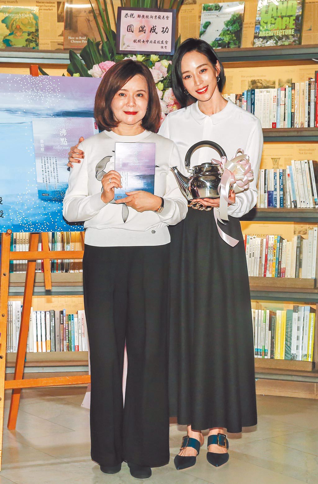 張鈞甯（右）昨為母親鄭如晴的小說《沸點》分享會站台。（盧禕祺攝）