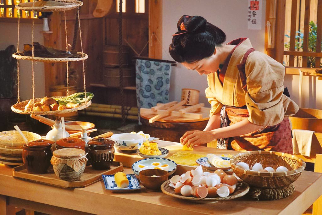 松本穗香為了詮釋《澪之料理帖》女主角，開拍前特別找老師特訓廚藝。（中影提供）