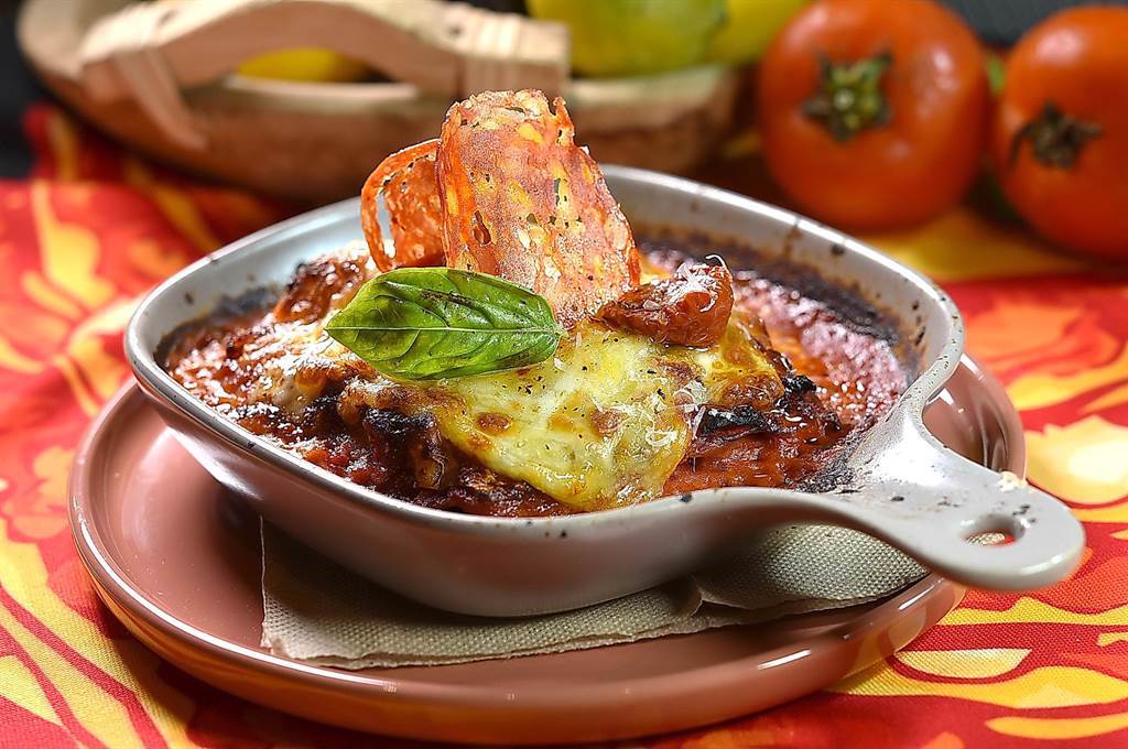 「Diavola」在義大利文中指的是「魔鬼」，〈 the LASAGNA BAR〉的〈Diavola肉食主義千層〉的主要食材與風味來自3種不同香腸，是帶有辣味的千層麵。（圖／姚舜）