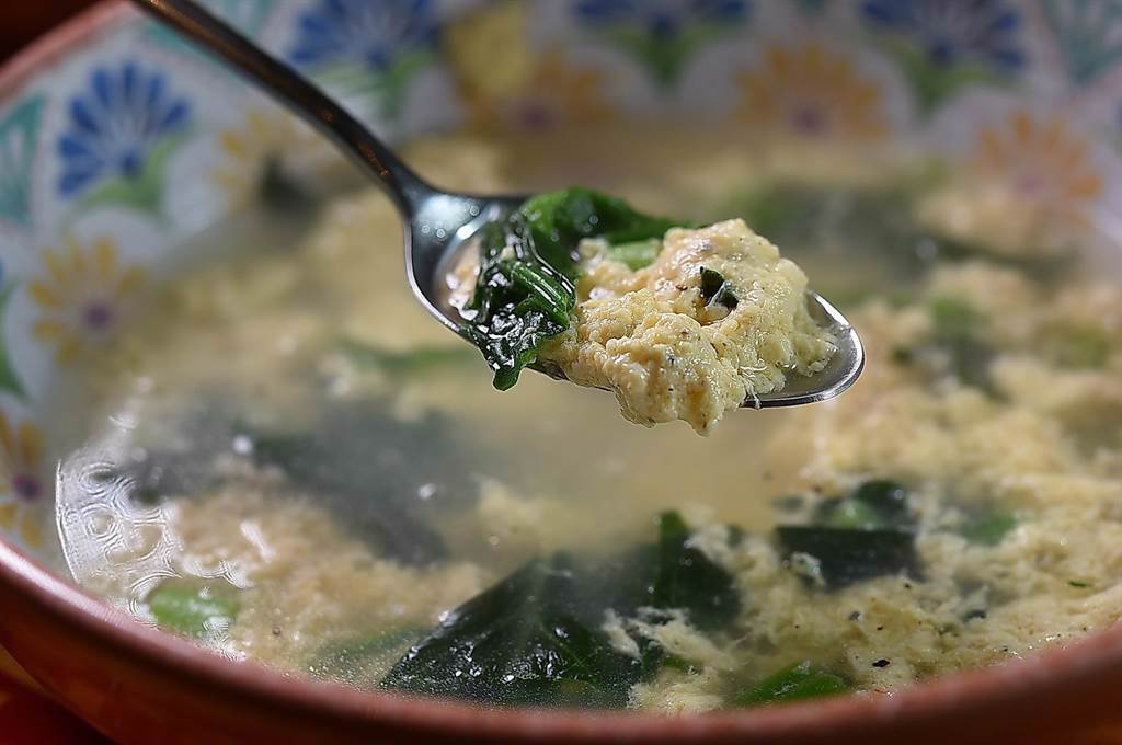 煮〈義式蛋花湯〉除了蛋液還會加起司粉，所以又稱「羅馬起司蛋湯」，〈the LASAGNA BAR〉菜單上有供應這種湯品。（圖／姚舜）