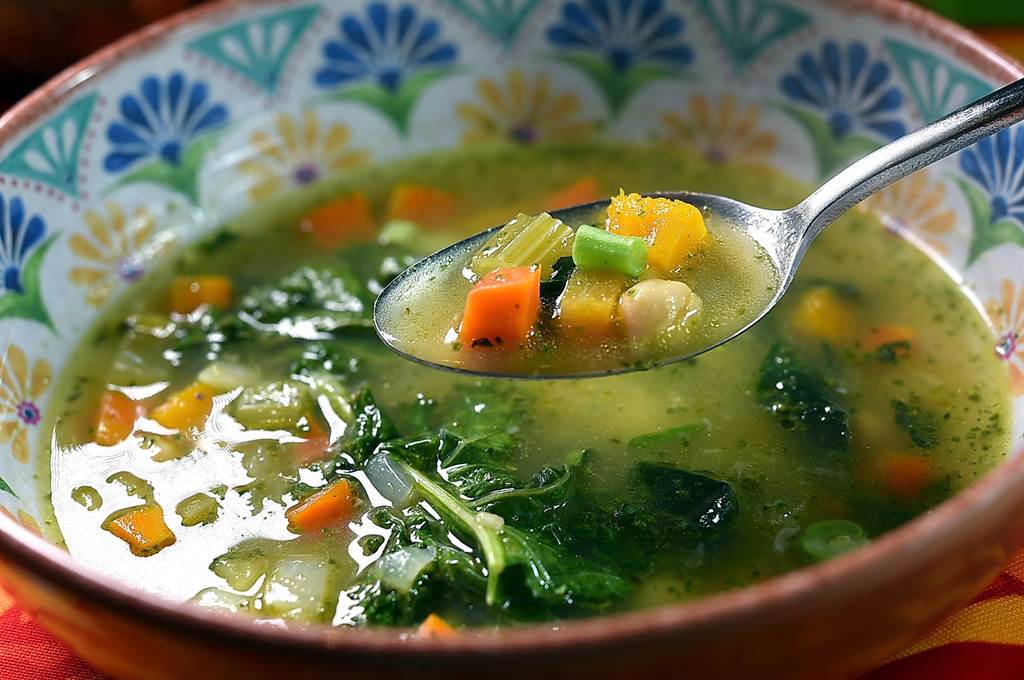 〈Minestrone義大利蔬菜湯〉是非常經典義式湯品，〈the LASAGNA BAR〉菜單上的這道湯名前加了「Nonno's」一字，意指食譜配方作法來自Giorgio的「阿公」。（圖／姚舜）