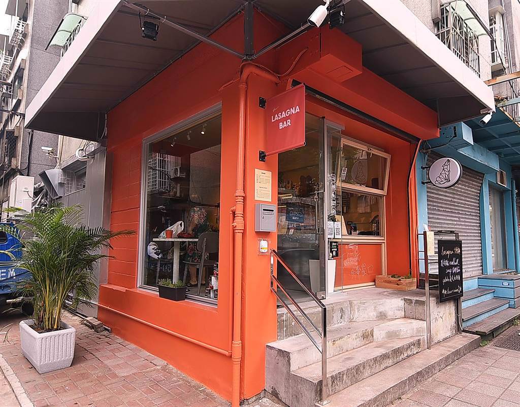開在台北市民生社區內的〈 the LASAGNA BAR〉為主攻外帶與外送的義大利千層麵專賣店，所以店面很小，但橘紅色卻很醒目顯眼。（圖／姚舜)