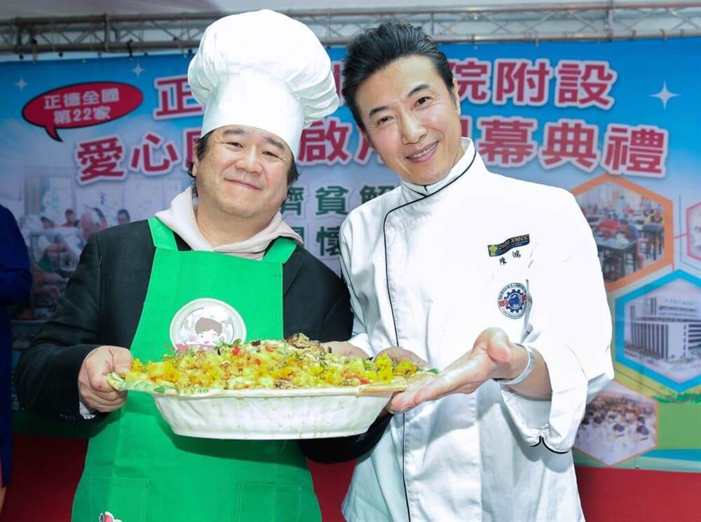 陳鴻（右）、瞿友寧做菜過程歡笑不斷。（粘耿豪攝）