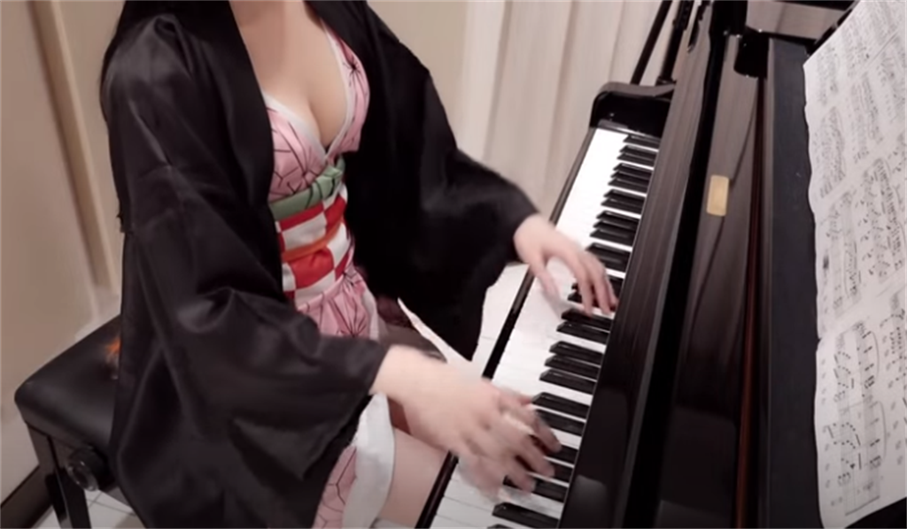 台灣爆乳鋼琴師YouTuber「Pan Piano」以性感的cosplay裝扮彈琴爆紅。(翻攝自Pan Piano YouTube )