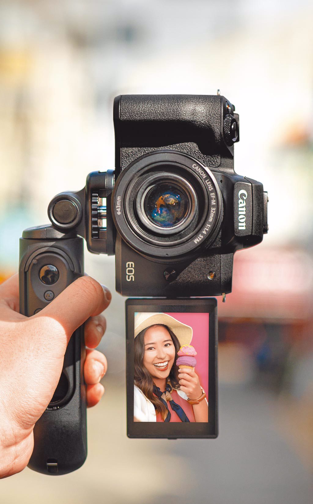 Canon EOS M50 Mark II提供垂直錄影及手機直式影片播放，且透過Wi-Fi可即時串流影片到YouTube進行直播。（Canon提供）