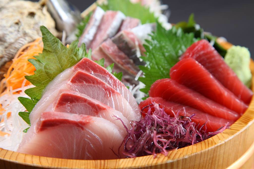 有網友好奇，去日式料理店吃的生魚片，為什麼特別清爽、滑溜？意外釣出內行人透露背後原因。(示意圖/達志影像)