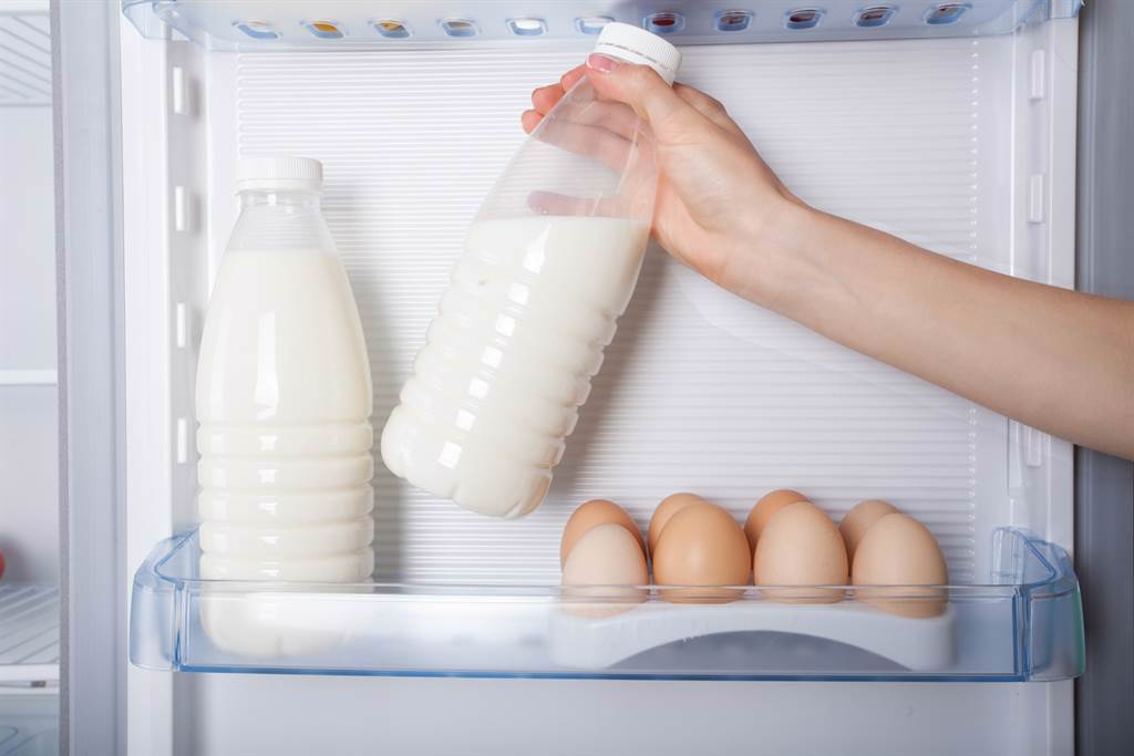 絕大多數人都錯了！家事達人楊賢英老師表示，其實雞蛋、牛奶不應該放在冰箱門邊，恐會加速變質，嚴重更有害生命安全。(示意圖/Shutterstock)
