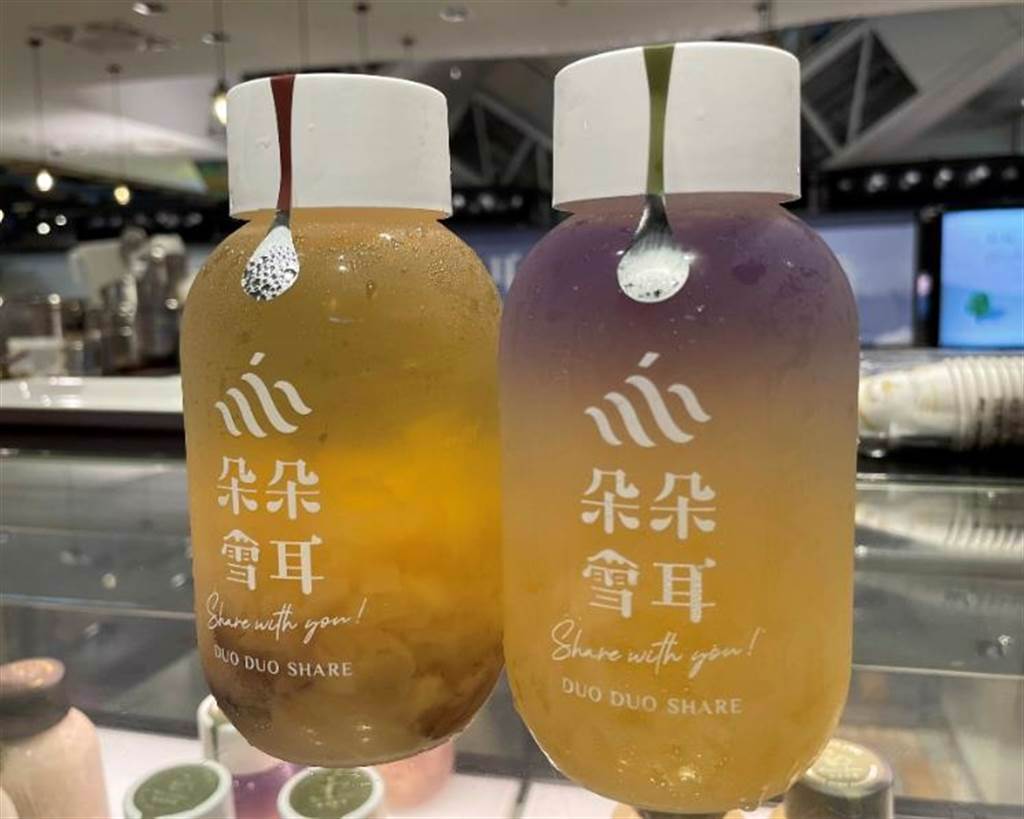 新光三越台北南西店「朵朵雪耳」白木耳飲，經典紅棗（左）、蜂蜜檸檬（右），皆為320ml、110元。（郭家崴攝）