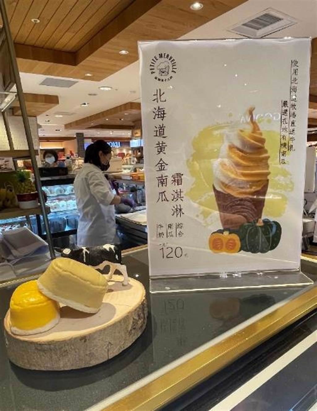 新光三越台北南西店「函館菓子工坊」以一口起司蛋糕和北海道霜淇淋為主。（郭家崴攝）