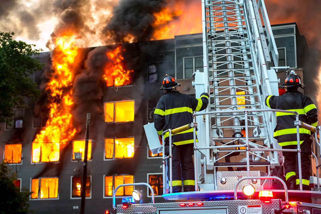 一名消防員傳授遇到火災時的正確觀念，不論是樓上還是樓下發生火災，趕快找到最近的房間躲好，並冷靜等待救援。(示意圖/Shutterstock)