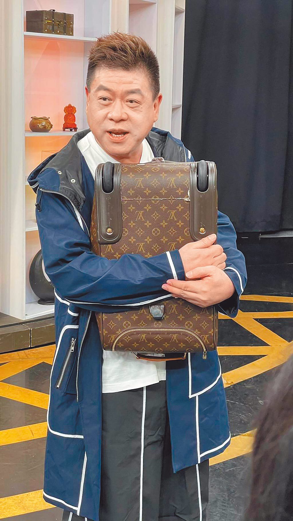 孫德榮近日在節目公開小豬送他的LV包包。（JET提供）