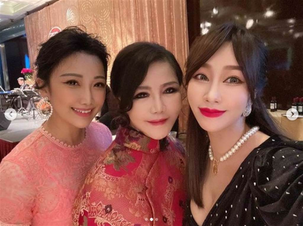 林佩瑤的大嫂（左）、婆婆（中），網友讚美三個人看起來像姐妹。（圖／IG@ linpeiyao）