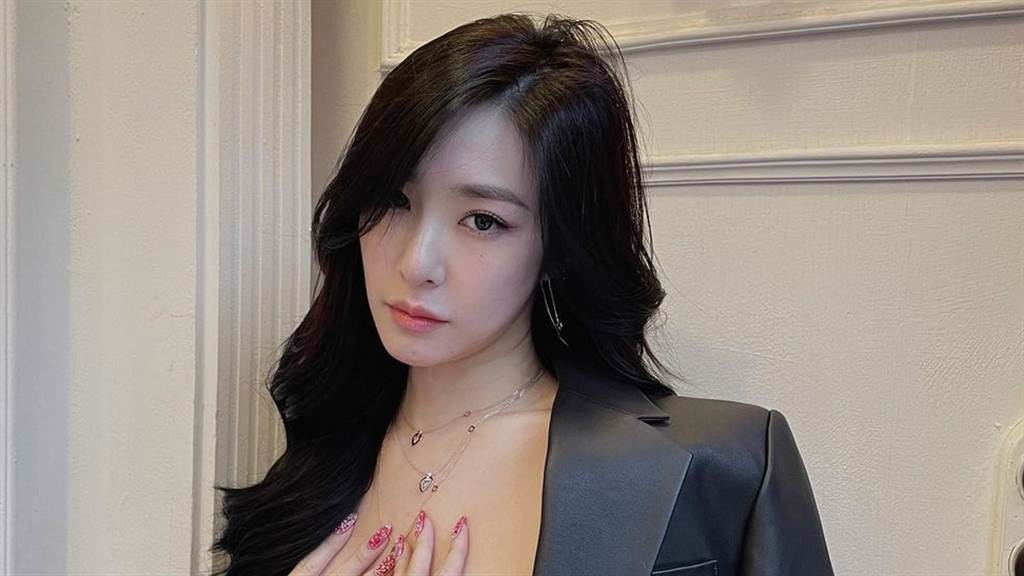 Tiffany近日為精品宣傳在個人IG上曬出穿搭辣照。（圖／IG@tiffanyyoungofficial ）
