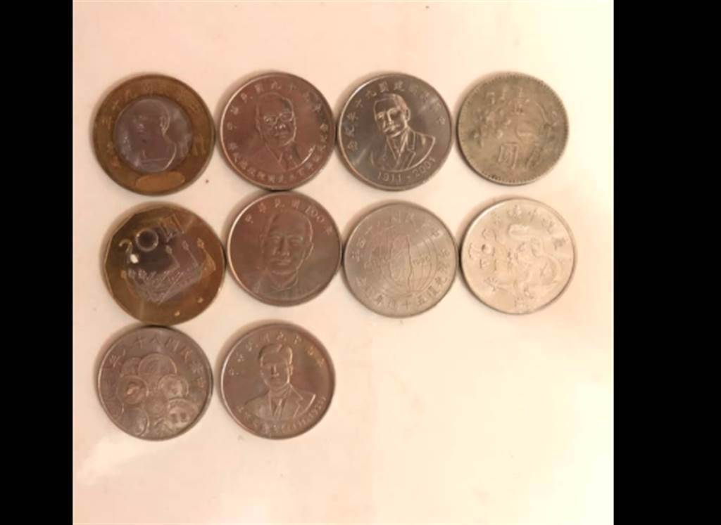 網友分享以前當店員的時候，曾收到各種特別的硬幣。（圖／翻攝自外送員的奇聞怪事）