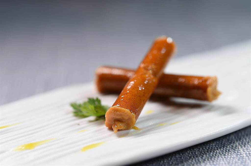 〈焦糖臘腸捲〉是將西班牙巴斯克著名的txistorra臘腸打成慕斯，以「糖衣」取代「腸衣」灌入作餡，是〈渥達尼斯磨坊〉的招牌菜。（圖／姚舜）