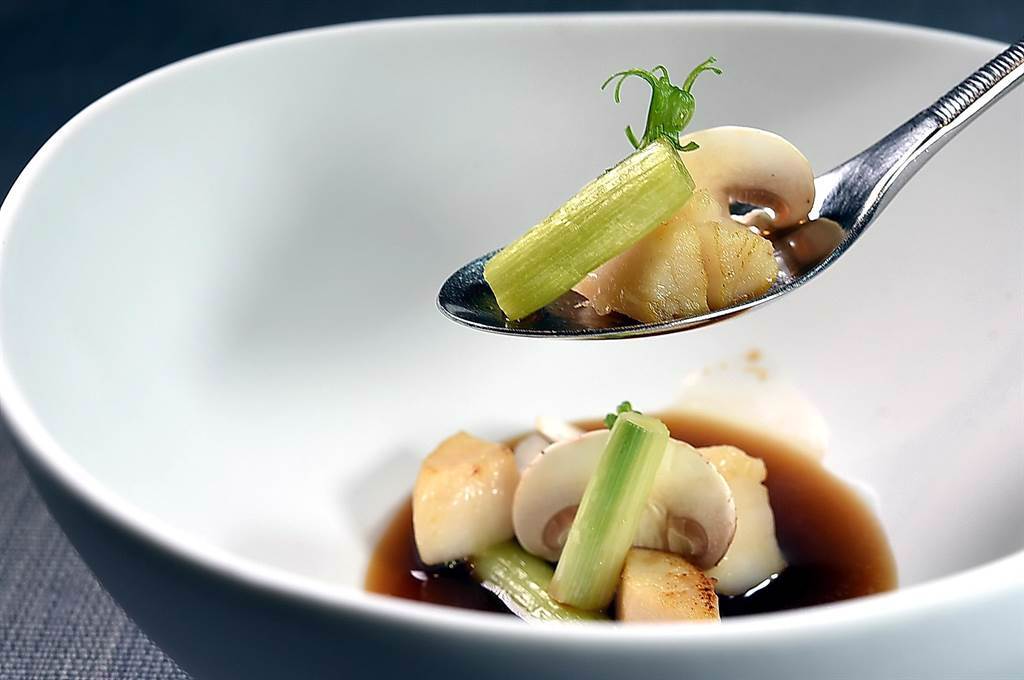 〈海竹〉是以用淡菜與烏賊熬煮的高湯，以及日本進口的甜蔥為煎炙干貝與蘑菇提味。（圖／姚舜）