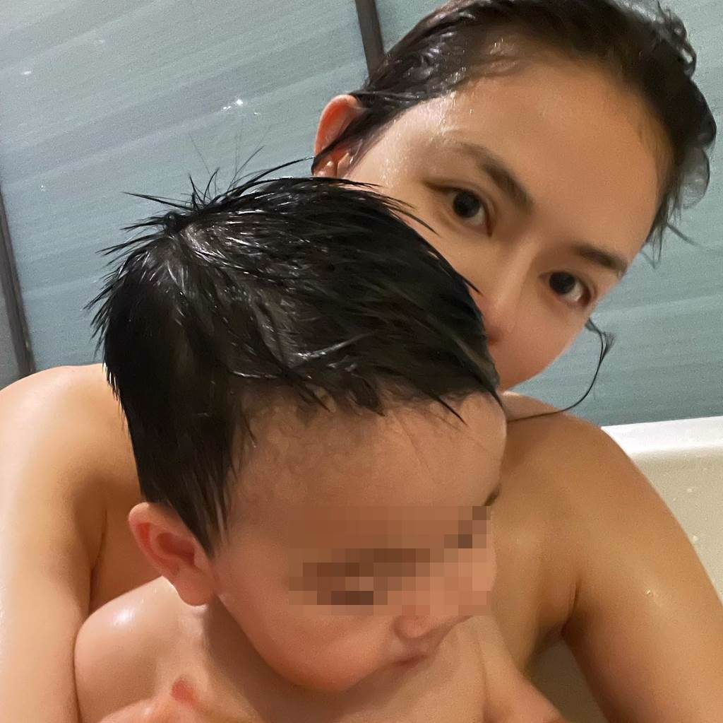 劉香慈曬跟小兒子共浴照。（圖／翻攝自劉香慈 Chantel Liu臉書）