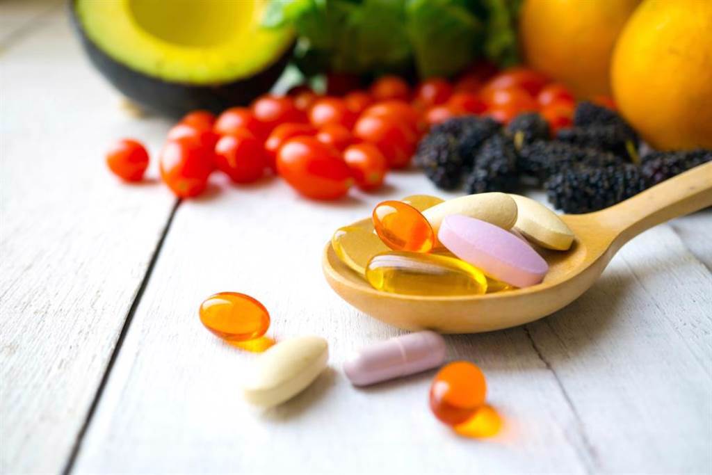 醫師認為，能吃天然食物攝取維他命，為何要吃人工合成的。（示意圖／Shutterstock）