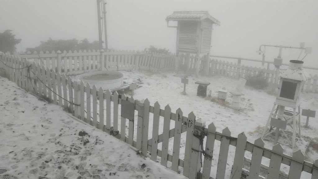 玉山降下3月雪成銀白世界。(氣象局)