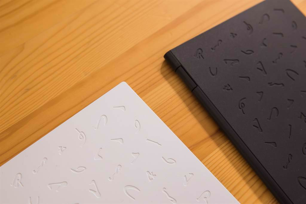 mooInk S 上市首批將同步推出兩色：硯墨黑、限量素箋白。（Readmoo提供／黃慧雯台北傳真）
