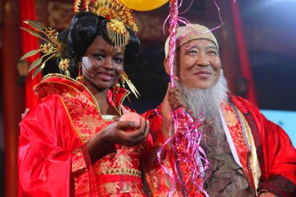 2011年10月，楊彥在北京舉辦盛大的中式婚禮迎娶愛達。(圖/擷取自微博)
